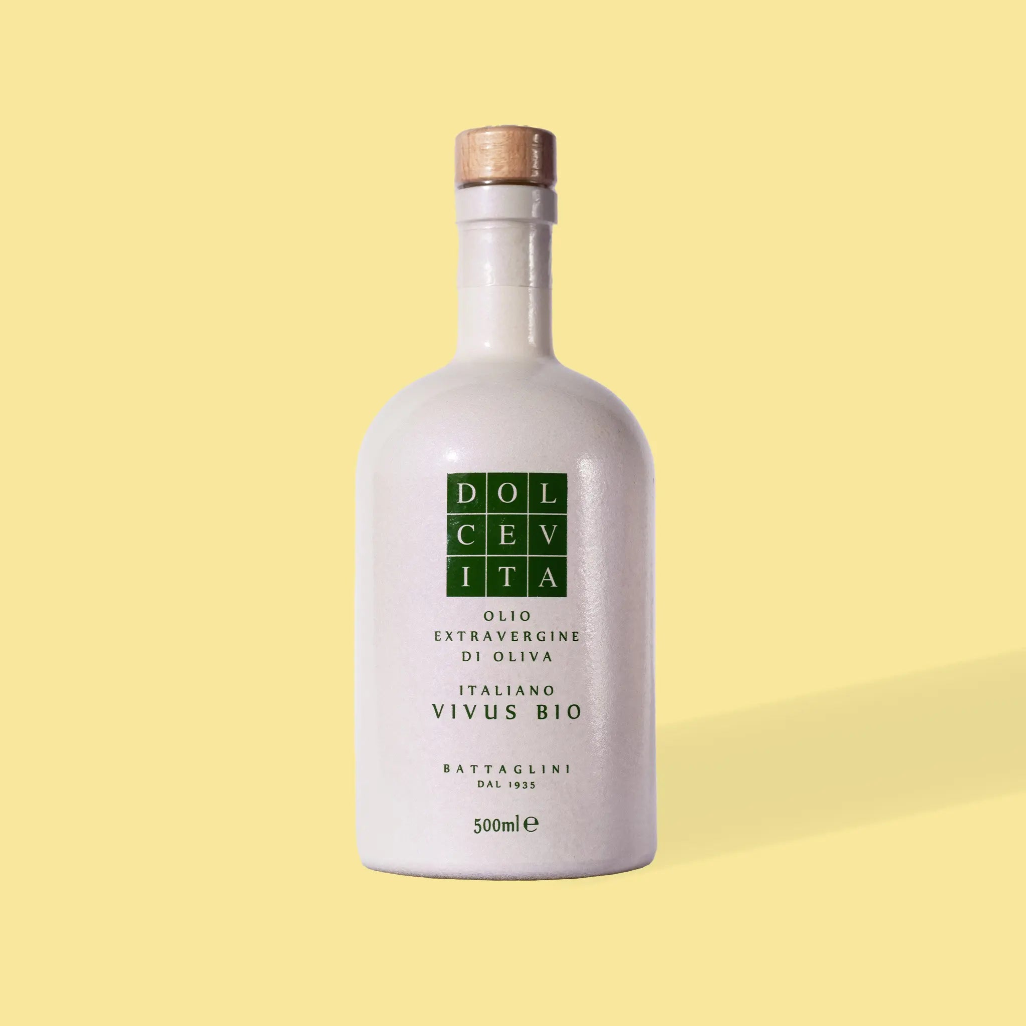Oliwa Battaglini Dolce Vita Vivus Bio 500 ml w białej butelce. Świeża, ekologiczna, o miękkim profilu smakowym.